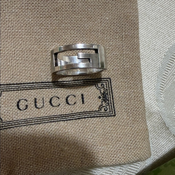 Gucci stunning luxury silver ring. dust pouch, Box and ribbon included - Picture 4 of 8